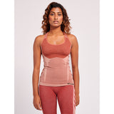 Rød træningstop fra Hummel med bryderryg Hummel vinker og Hummel logo og tekst ved hoften set forfra på By Asbæk model