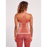 Rød træningstop fra Hummel med bryderryg Hummel vinker og Hummel logo og tekst ved hoften set bagfra på By Asbæk model