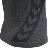 Grå meleret trænings t-shirt fra Hummel med de klassiske Hummel vinkler i siden rund hals og korte ærmer den har Hummel loge og tekst ved hofte set tæt på vinklerne