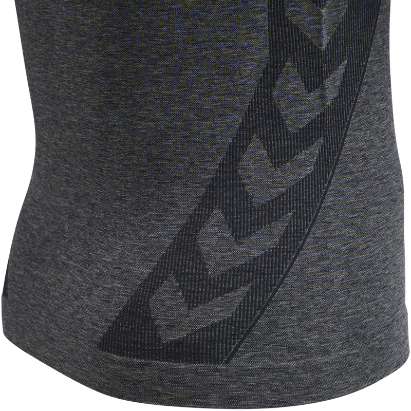 Grå meleret trænings t-shirt fra Hummel med de klassiske Hummel vinkler i siden rund hals og korte ærmer den har Hummel loge og tekst ved hofte set tæt på vinklerne
