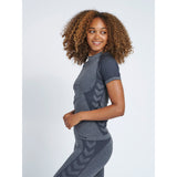 Grå meleret trænings t-shirt fra Hummel med de klassiske Hummel vinkler i siden rund hals og korte ærmer den har Hummel loge og tekst ved hofte set fra siden på Hummel model