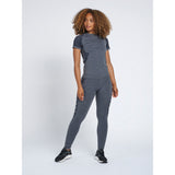 Grå meleret trænings t-shirt fra Hummel med de klassiske Hummel vinkler i siden rund hals og korte ærmer den har Hummel loge og tekst ved hofte set forfra på Hummel model