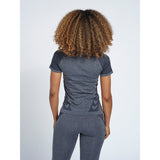 Grå meleret trænings t-shirt fra Hummel med de klassiske Hummel vinkler i siden rund hals og korte ærmer den har Hummel loge og tekst ved hofte set bagfra på Hummel model