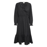 Sort slå om kjole fra Kaffe med flæser og lange ærmer med flæser set forfra