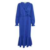 Dyb blå kjole fra Kaffe med overskæringer slå om effekt og lange ærmer ligeledes med flæse og overskæring ved ben set forfra