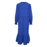 Dyb blå kjole fra Kaffe med overskæringer slå om effekt og lange ærmer ligeledes med flæse og overskæring ved ben set bagfra