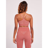 Rosa sportstop fra Hummel med smalle regulerbare stropper som går ned i på ryggen i en klassisk bryderyg den har lavet i et strækbart og sømløst materiale set bagfra på Hummel model