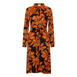 Skøn gennemknappet lang kjole med bindebånd i taljen og det fineste orange blomsterprint bundfarven er sort også har den lange ærmer set forfra