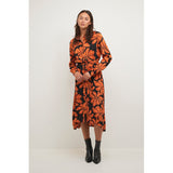 Skøn gennemknappet lang kjole med bindebånd i taljen og det fineste orange blomsterprint bundfarven er sort også har den lange ærmer set forfra på kaffe model