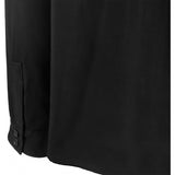 Sort gennemknappet skjorte med almindelig skjortekrave lange ærmer med manchet og knap set close up af ærme