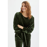 Grøn velour blouse fra Saint Tropez med lange ærmer og rund hals