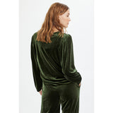 Grøn velour blouse fra Saint Tropez med lange ærmer og rund hals