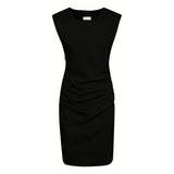 Klassisk sort kjole fra Kaffe med rund hals drapperede fortil der camouflere maven og lynlås i siden set forfra