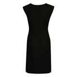 Klassisk sort kjole fra Kaffe med rund hals drapperede fortil der camouflere maven og lynlås i siden set bagfra