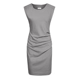 Klassisk lysegrå kjole med rund hals drapperinger og lynlås i siden set forfra