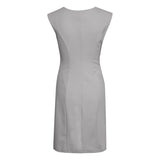 Klassisk lysegrå kjole med rund hals drapperinger og lynlås i siden set bagfra