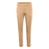 sand farvede bukser med bæltestropper set forfra