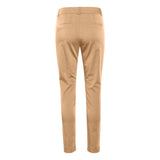 sand farvede bukser med bæltestropper og paspel lommer bagpå set bagfra