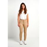 sand farvede bukser med bæltestropper og by asbæk model set forfra