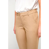 sand farvede bukser med bæltestropper og skrålommer og by asbæk model set tæt på for fra