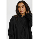 Klassisk sort skjorte fra Kaffe med lange ærmer knapper og klassisk skjortekrave med model