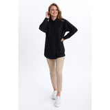 Klassisk sort skjorte fra Kaffe med lange ærmer knapper og klassisk skjortekrave med model