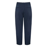 Klassiske pants fra Kaffe i marine blå de har bæltestropper lukkes med hægte og knap set bagfra hvor man kan se to paspel lommer