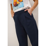 Klassiske pants fra Kaffe i marine blå de har bæltestropper lukkes med hægte og knap set forfra close up på lynlås