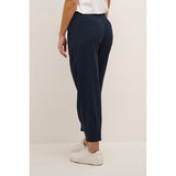 Klassiske pants fra Kaffe i marine blå de har bæltestropper lukkes med hægte og knap set bagfra