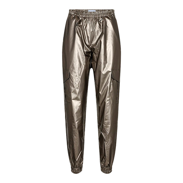 Super fede cargo metallic bukser med elastik i taljen og lommer  de er lavet i et metallic materiale set forfra