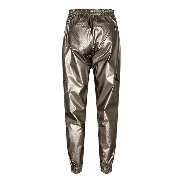 Super fede cargo metallic bukser med elastik i taljen og lommer set bagfra