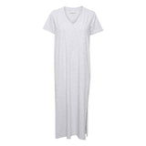 Lysegrå sommer maxi kjole fra Kaffe med v-udskæring korte ærmer og slids i den ene side set forfra