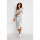 Lysegrå sommer maxi kjole fra Kaffe med v-udskæring korte ærmer og slids i den ene side set forfra på Kaffe model