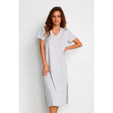 Lysegrå sommer maxi kjole fra Kaffe med v-udskæring korte ærmer og slids i den ene side set forfra på Kaffe model