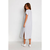 Lysegrå sommer maxi kjole fra Kaffe med v-udskæring korte ærmer og slids i den ene side set bagfra på kaffe model