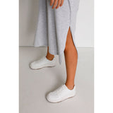 Lysegrå sommer maxi kjole fra Kaffe med v-udskæring korte ærmer og slids i den ene side set helt tæt på slidsen