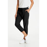 Model i bloede sorte bomulds capri bukser med stoerre i livet fra kaffe