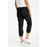 Model i bloede sorte bomulds capri bukser med stoerre i livet fra kaffe