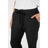 Model i bloede sorte bomulds capri bukser med stoerre i livet fra kaffe