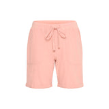 Bløde og dejligt shorts i en støvet rosa farve fra Kaffe de har ribkanter snøre i livet og dybe lommer fortil set forfra