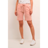 Bløde og dejligt shorts i en støvet rosa farve fra Kaffe de har ribkanter snøre i livet og dybe lommer fortil set helt tæt på Kaffe model