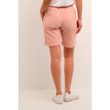 Bløde og dejligt shorts i en støvet rosa farve fra Kaffe de har ribkanter snøre i livet og dybe lommer fortil set bagfra på Kaffe model