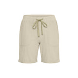 Lækre bløde shorts fra Kaffe i en flot støvet grøn farve de har elastikkant ribkanter bindebånd og dybe lommer i siden set forfra