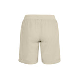 Lækre bløde shorts fra Kaffe i en flot støvet grøn farve de har elastikkant ribkanter bindebånd og dybe lommer i siden set bagfra