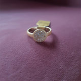 fingerring i guld med hvide zirkoner