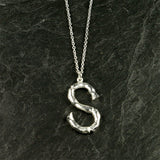 Halskæde med bogstav vedhæng