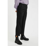 Model med Sort klassisk habit buks med lige ben og presfolder