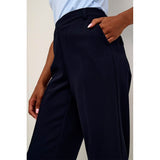 Højtaljede marineblå bukser fra kaffe med presfolder og bæltestoppper set tæt på kaffe model