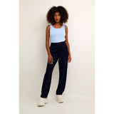 Højtaljede marineblå bukser fra kaffe med presfolder og bæltestoppper set tæt på kaffe model