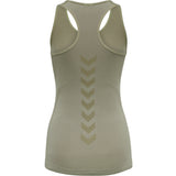 Klassisk træningstop fra Hummel i en grøn farve med klassisk bryderryg og Hummel tekst og loge ved hofte set bagfra hvor man også kan se Hummel vinklerne på ryggen